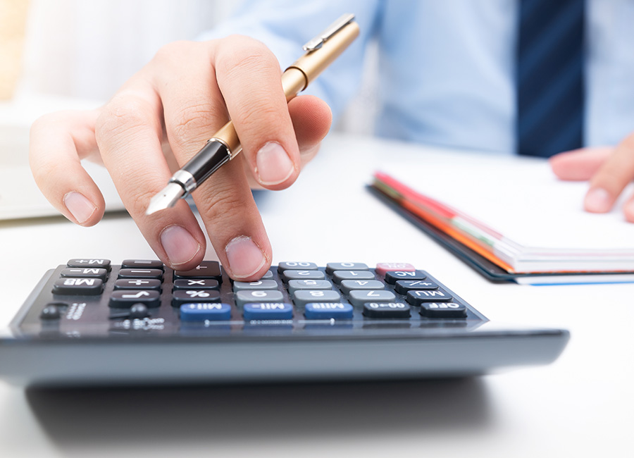 Particulier effectuant les calculs de son crédit d'impôt suite à la rénovation de sa maison